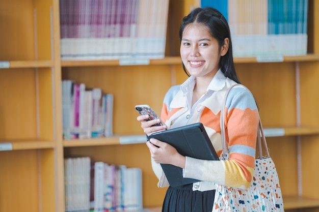 図書館で勉強している女子学生