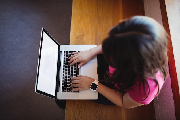 Studentessa che per mezzo del computer portatile