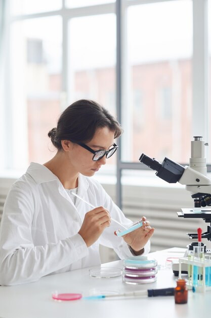 Studentessa che lavora in laboratorio