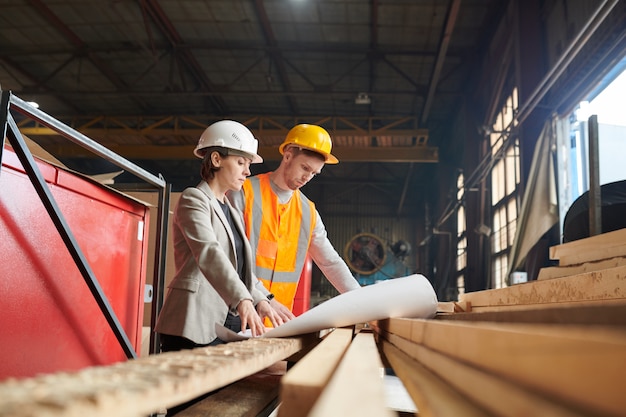 Supervisore femminile presso lo stabilimento