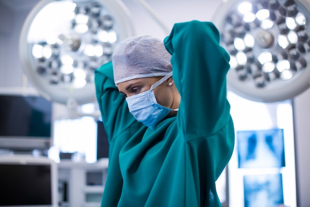 Женщина хирург в хирургической маске
