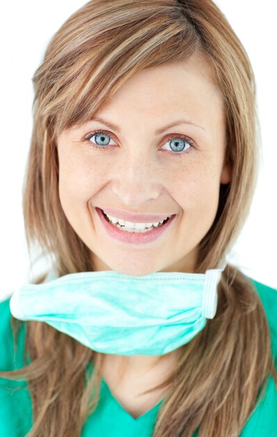 Photo female surgeon with her mask and looking at camera