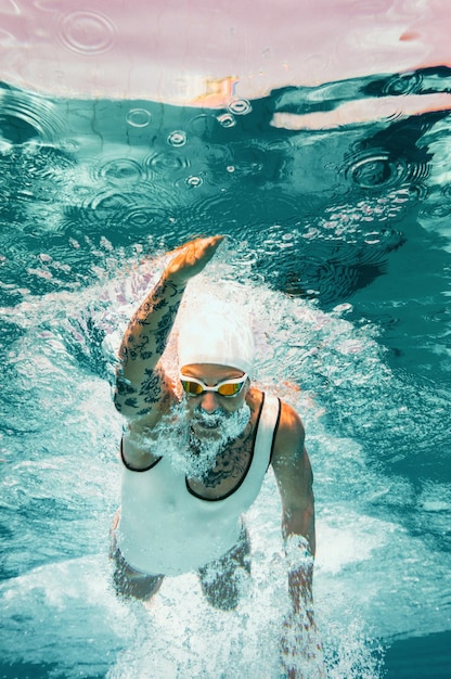 写真 入れ墨のある女子水泳選手