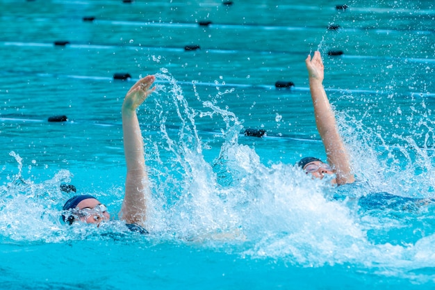 泳いでいる女性の水泳者