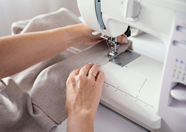 Photo female tailor using sewing machine