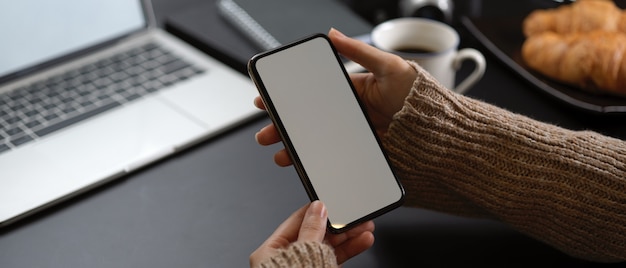 La femmina prende una pausa con lo smartphone