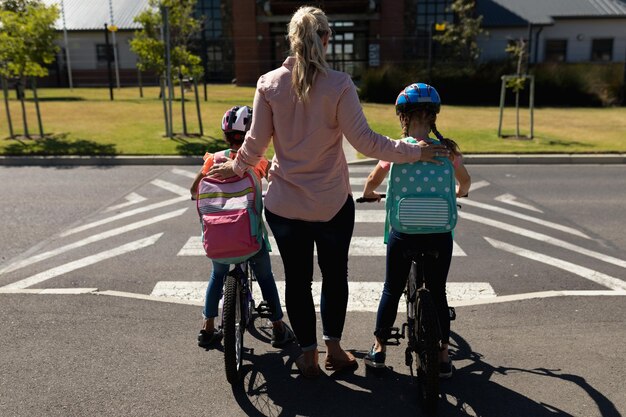 Photo female teacher with long blonde hair standing on a pedestrian crossing