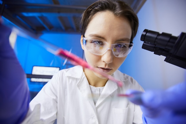 Tecnico femminile in laboratorio