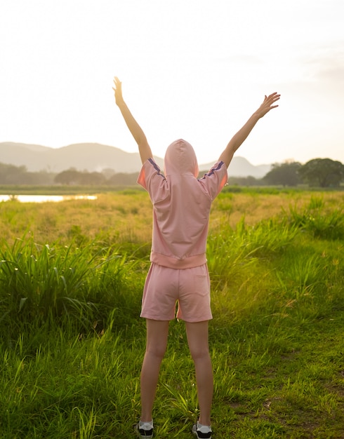 Photo female teen girl stand feel freedom and relaxation travel outdoor enjoying nature with sunrise.