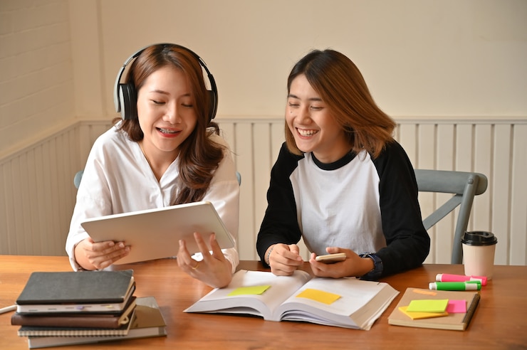 教育と話してタブレットを使用して一緒に女性。