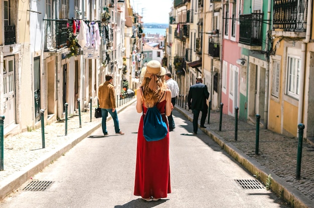 Turista femminile che vaga sulla via della città di lisob