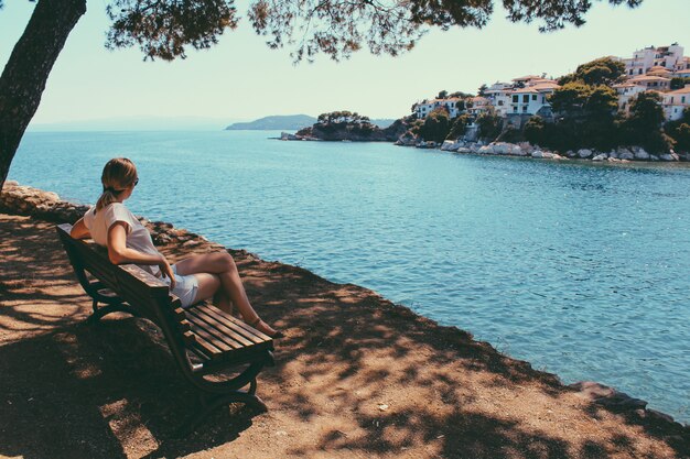 Viaggiatore femminile che ammira una vista marina