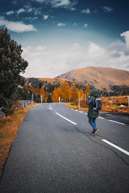 Photo a female traveler exploring on an adventure travel