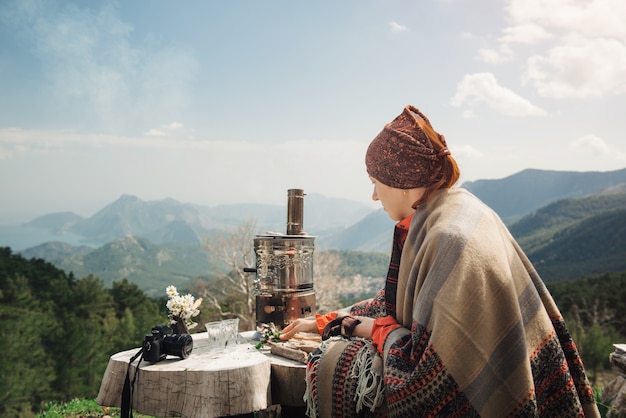 터키의 산에서 차를 마시고 여성 여행자