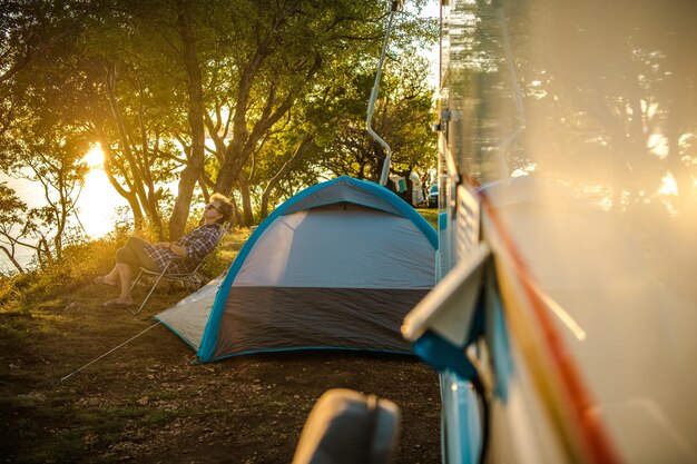 Foto viaggiatore femminile rilassante al di fuori del camper