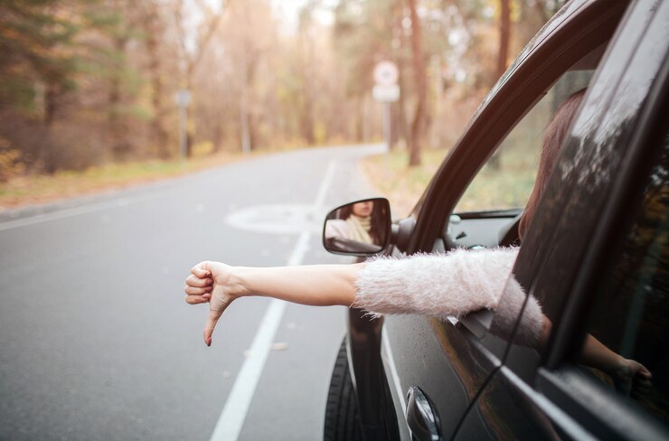 Photo 親指を押したまま道路上の女性旅行者。秋の休暇、休日、旅行、遠征、人々の概念