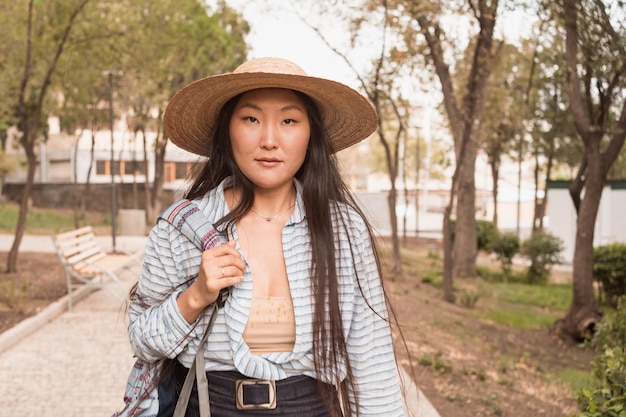 写真 雨の夏の日の女性旅行者