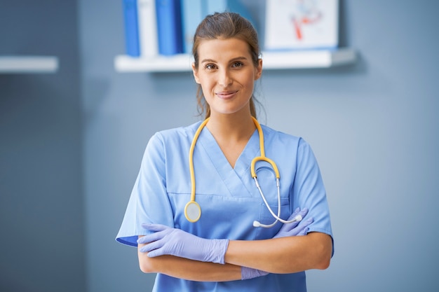 Dottoressa veterinaria in posa in clinica