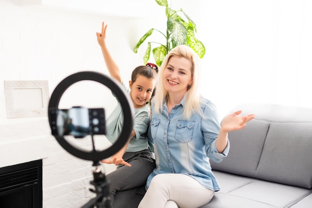 Foto trasmissione femminile di registrazione di vlogger a casa.