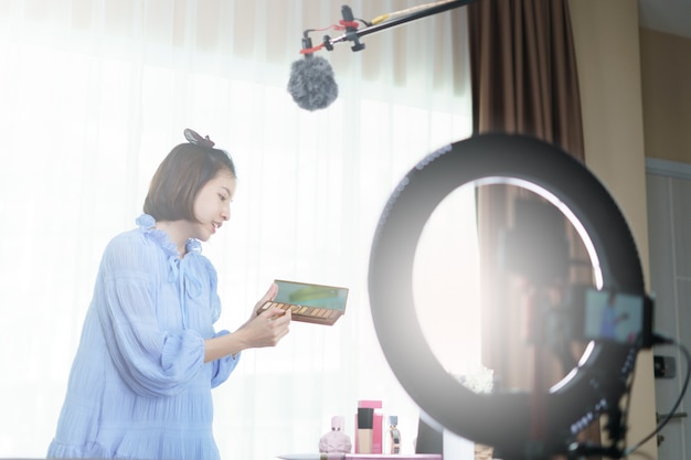 写真 彼女の家でレコーディングした女性のvlogger