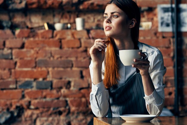 Photo female waiter in apron coffee cup service ordering high quality photo