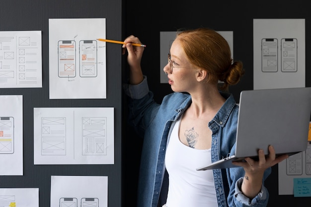 Photo female web designer in the office with laptop