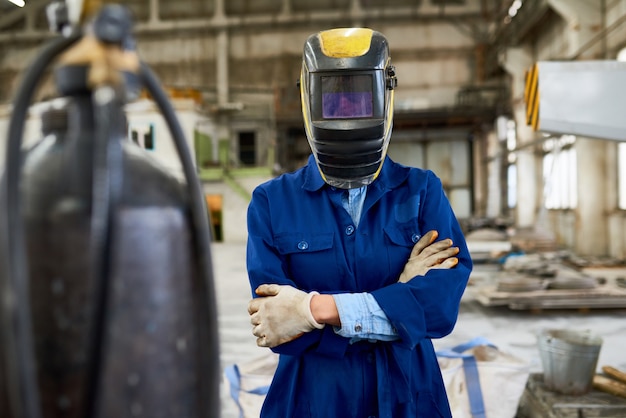 Saldatore femminile in posa in fabbrica