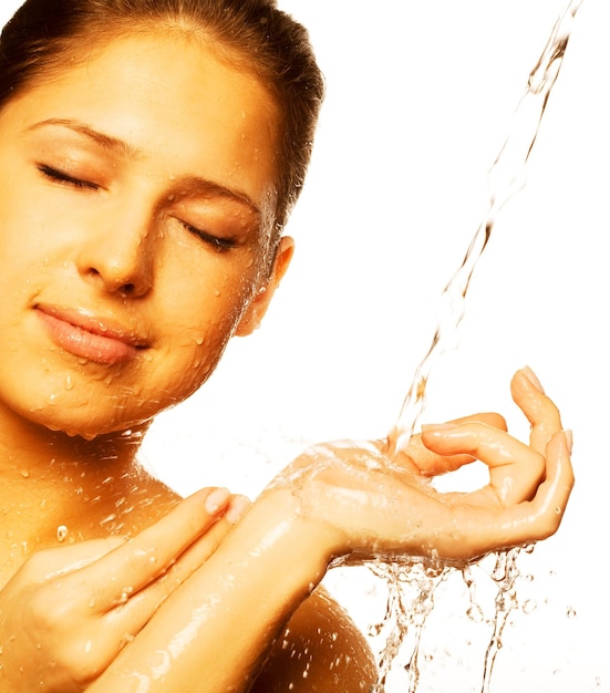 Foto femmina con gocce d'acqua sul suo viso puro