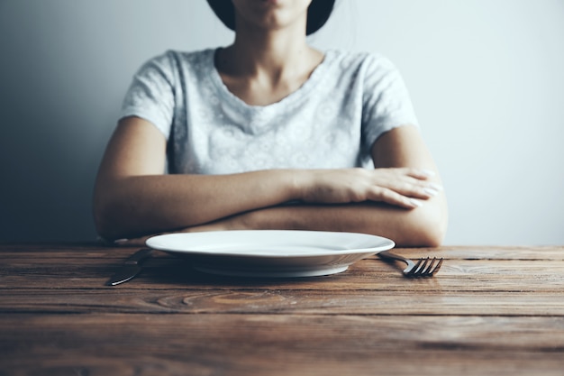 Photo female with empty plate