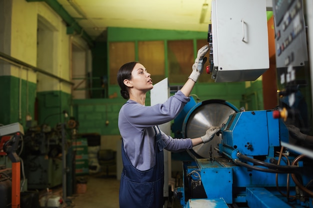 機械の仕事を管理する女性労働者