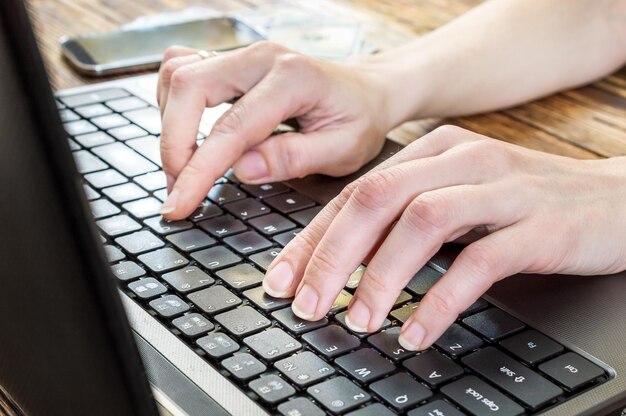 Женщина, работающая на ноутбуке на своем рабочем месте