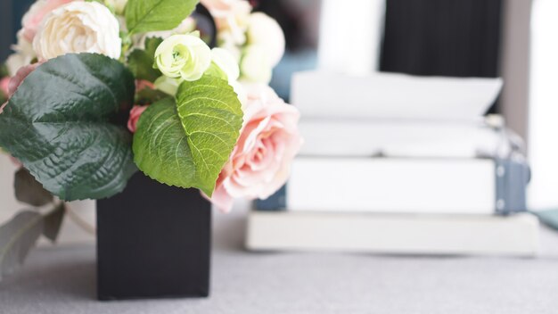 Area di lavoro femminile con bouquet di fiori su sfondo bianco. scrivania da ufficio da donna.