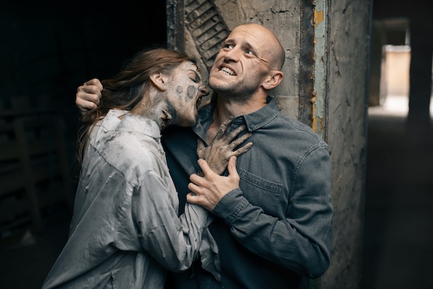 Женщина-зомби кусает мужчину в шею, смертельная ловушка