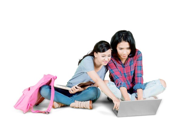 Photo females using laptop against white background