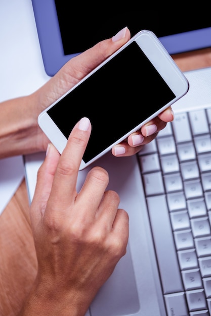 Foto mani femminili che utilizzano smartphone