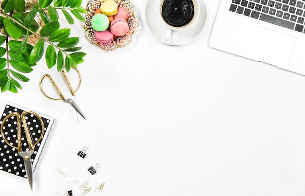 Computer portatile dei biscotti del caffè del tavolo dell'ufficio femminile