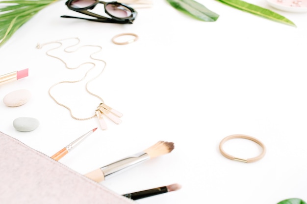 Foto borsa femminile, occhiali da sole e collage di accessori su bianco