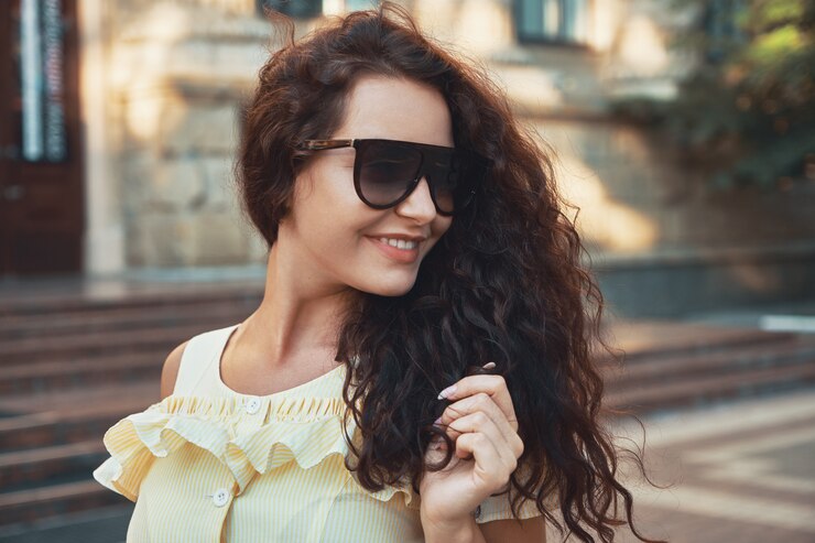 Photo feminine woman portrait of young pretty trendy woman posing