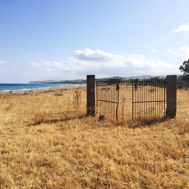 Foto recinzione sulla spiaggia contro il cielo