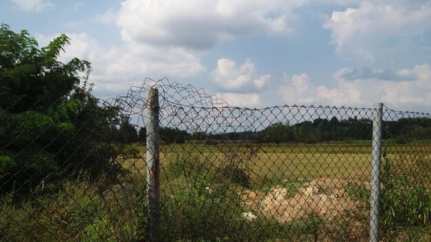 Foto la recinzione sul campo contro il cielo