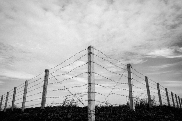 Foto recinzione sul campo contro il cielo