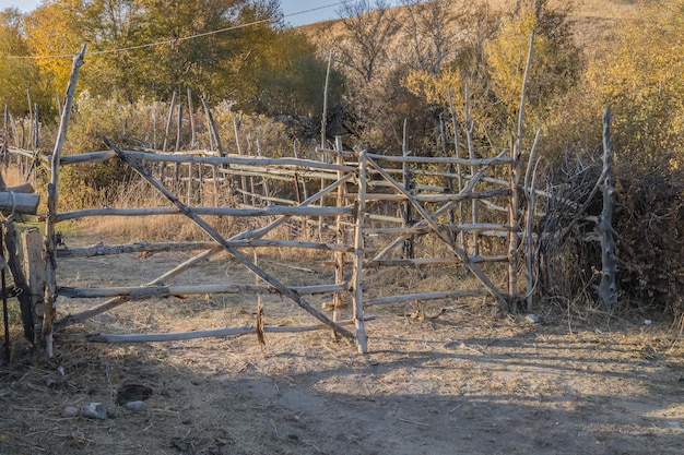 Забор из столбов на природе в сельской местности