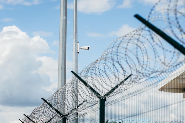 Photo a fence with a camera on it