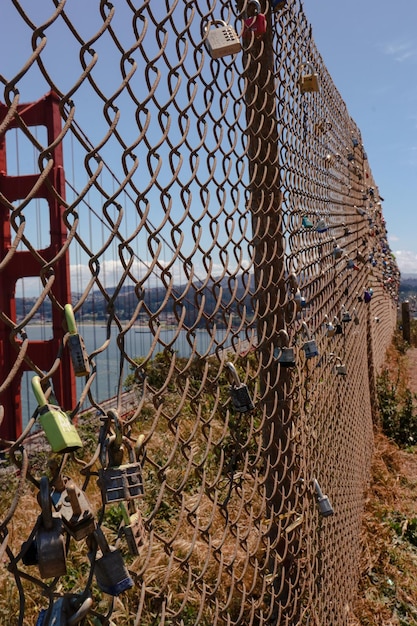 米国カリフォルニア州サンフランシスコのゴールデン ゲート ブリッジでロック付きフェンス