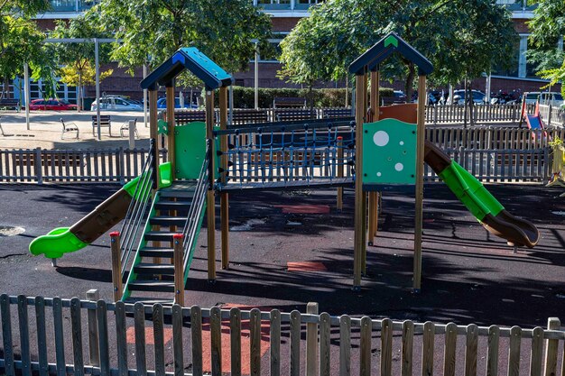 Photo fenced playground without people in the city