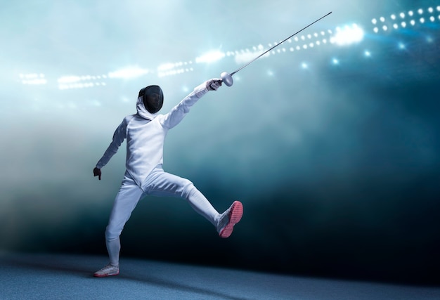 Photo fencer moves forward with a sword in his hand