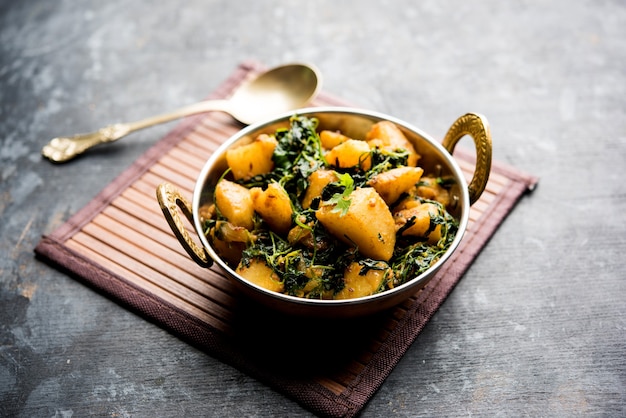 Fenegriek aardappel sabzi of Aloo Methi masala is een gezonde Indiase keuken. geserveerd in een kom of karahi. selectieve focus