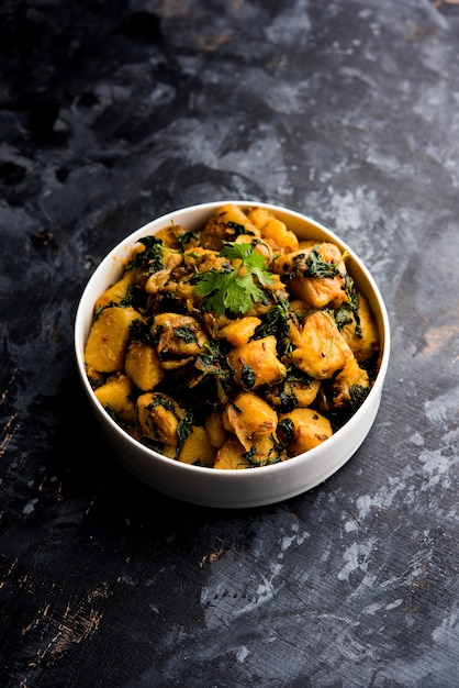 Fenegriek aardappel sabzi of Aloo Methi masala is een gezonde Indiase keuken. geserveerd in een kom of karahi. selectieve focus