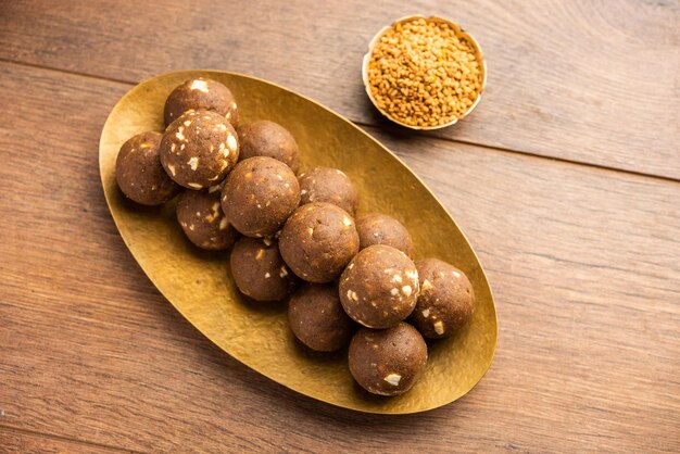 Fenegriek of methi ke Laddu laddo of laddoo of zoete mithai-ballen voor het versterken van de immuniteit in de winter