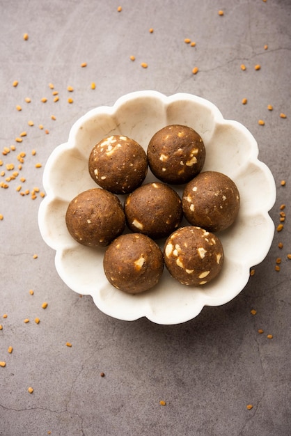 Fenegriek of methi ke Laddu laddo of laddoo of zoete mithai-ballen voor het versterken van de immuniteit in de winter